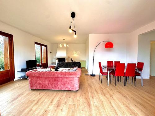 Grande maison 4 chambres – khách sạn tại Roques