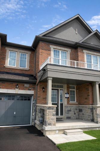A szálláshely kívülről, Cozy Modern 2 Bedroom Smart Townhome in Innisfil with Free Parking, Full Kitchen and Laundry - Steps in Innisfil (ON)