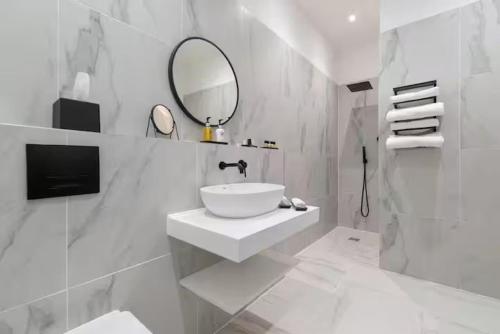 Family Small group - Parking - WiFi - Sleeps 6 - image 7
