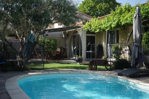 villa avec piscine privé ,plages à 7 min ,5km