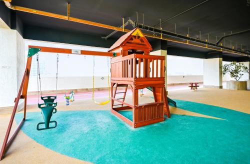 Modern 1BDR Apt With Balcony Pool Access And JVC - image 7