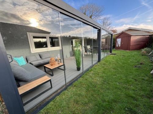 Strandnahes Ferienhaus NR 2 mit Wintergarten grosser uneinsehbarer Garten in Sint Maartensvlotbrug