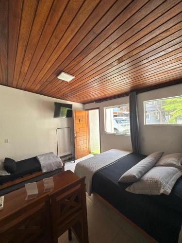 1 double bed, 2 twin beds