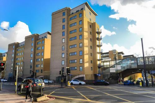 Limehouse 1-Bed Sleeps 4 3-Min To Station - image 5