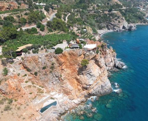 Beachfront Cliff House - Private Beach – khách sạn tại Keşefli