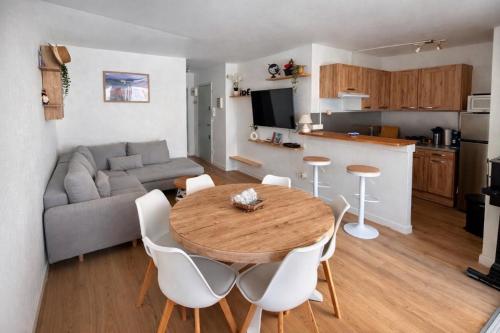 Climatisé et Spacieux avec Terrasse, Centre Port et Proche Mer - 6 Personnes