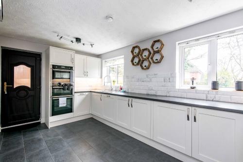5 Bedroom Family & Contractor House in Nuthall, Nottingham - Sleeps 9 - By CircleWay Homes in 納托爾