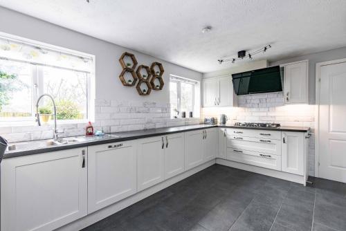 5 Bedroom Family & Contractor House in Nuthall, Nottingham - Sleeps 9 - By CircleWay Homes in 納托爾