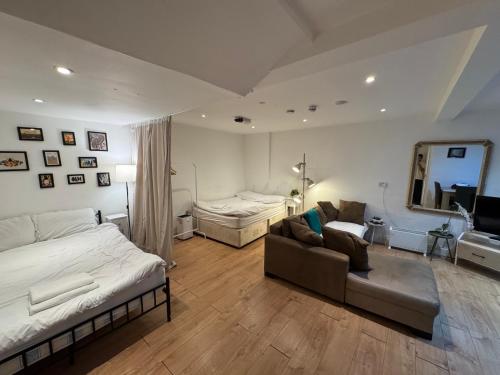 Large studio flat Uxbridge Road, Londyn