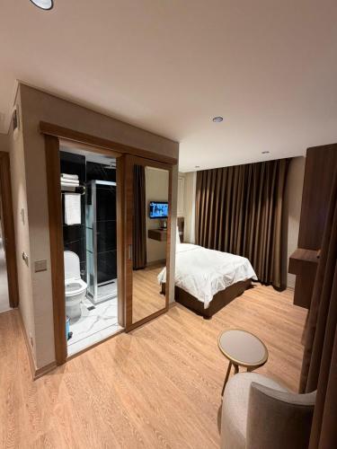 room detail thumbnail 1