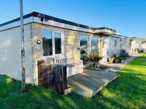 2 Bedroom Chalet SB67, Sandown, Dog Friendly, Free Wifi – khách sạn tại Sandown North