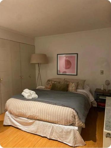 Departamento estudio en Lastarria, piscina con vista al cerro Santa Lucia, cama dos plazas