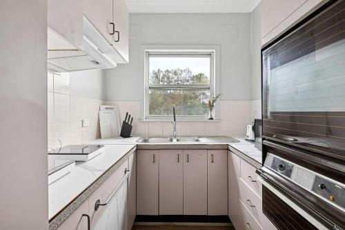 Peaceful Single Room Near Parks & Transit - Shared Bathroom and Kitchen in Hurstville