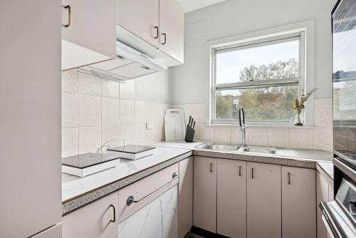 Peaceful Single Room Near Parks & Transit - Shared Bathroom and Kitchen in Hurstville