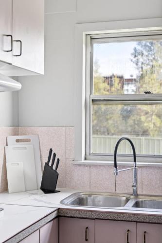 Peaceful Single Room Near Parks & Transit - Shared Bathroom and Kitchen in Hurstville