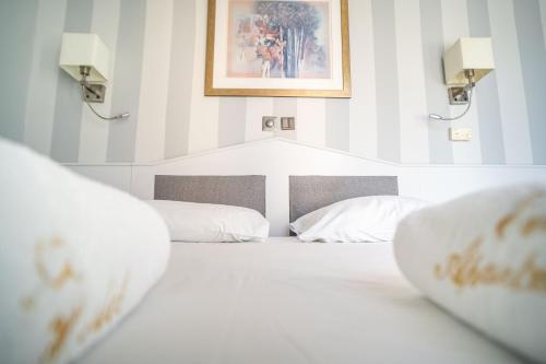 Eva Hotel Piraeus - image 3
