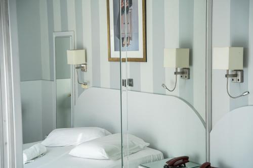 Eva Hotel Piraeus - image 7