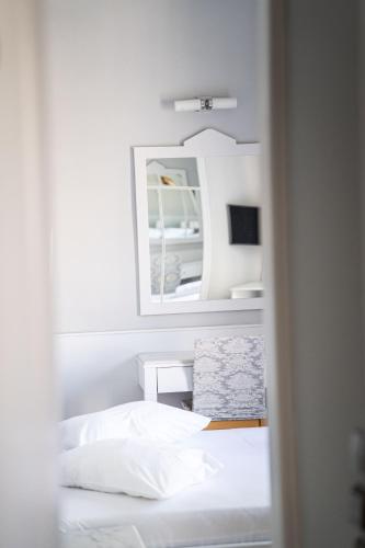 Eva Hotel Piraeus - image 10