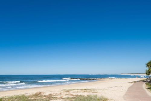 Sunny Kings Beach Escape w Pool - 300m to beach - image 4