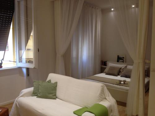 White Apartment in San Giovanni, Rome (photo 5)