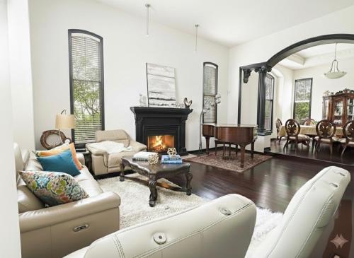 NEW Luxury Executive Home 5 bedrm FitRM 6,000sq – khách sạn tại Khu Tây Nam Calgary