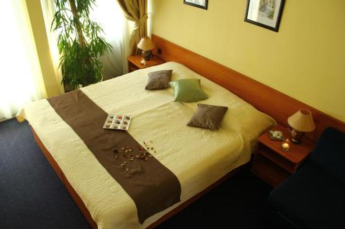 2 twin beds, 1 sofa bed