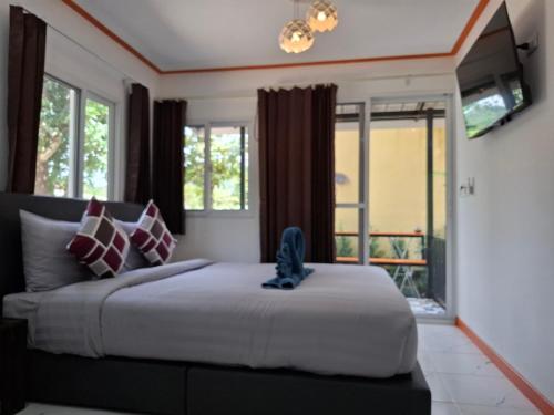 NO name bangalow in Klong Tob Beach