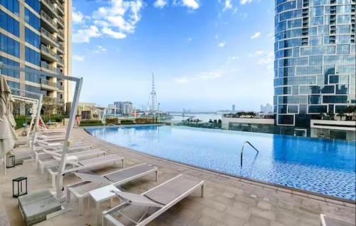 Vogue 5242 by Emaar Spacious Two Bedroom Apartment located 20th Floor with Dubai Marina View and balcony amazing infinity pool, Dubái