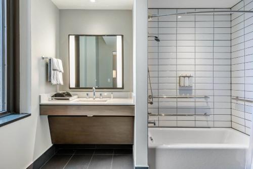 Cambria Hotel Houston Downtown Convention Center - image 4