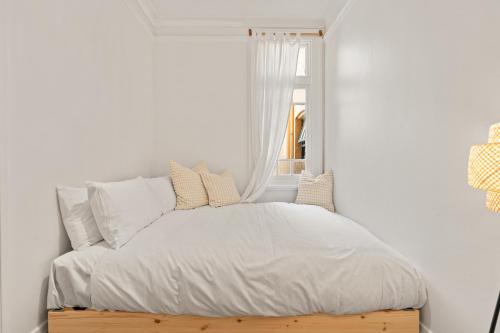 Oceanview Art Deco Retreat Next to Coogee Beach - image 14