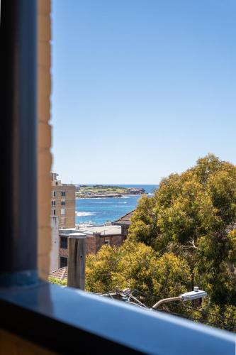 Oceanview Art Deco Retreat Next to Coogee Beach - image 9