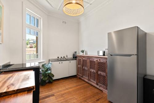 Oceanview Art Deco Retreat Next to Coogee Beach - image 2