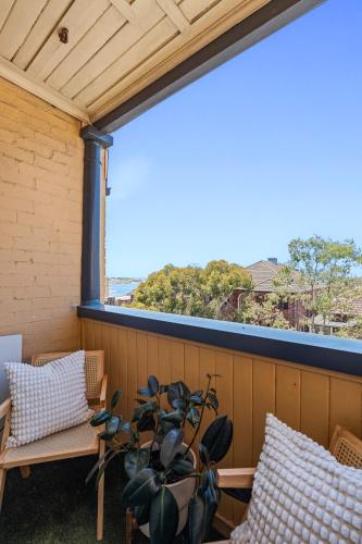 Oceanview Art Deco Retreat Next to Coogee Beach - image 5