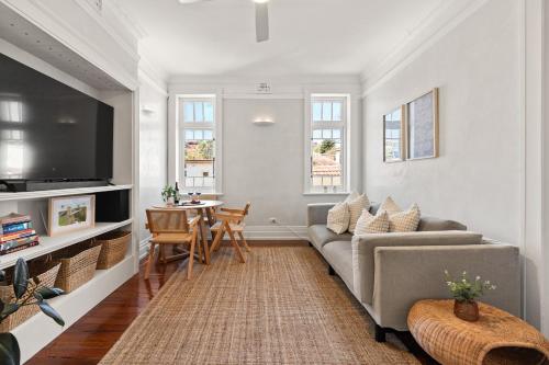 Oceanview Art Deco Retreat Next to Coogee Beach - image 4
