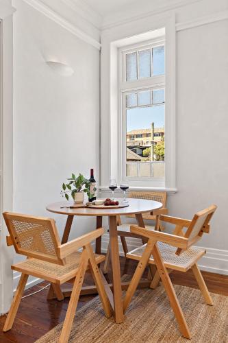 Oceanview Art Deco Retreat Next to Coogee Beach - image 12