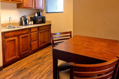 Comfort Suites Goodyear-West Phoenix - image 13