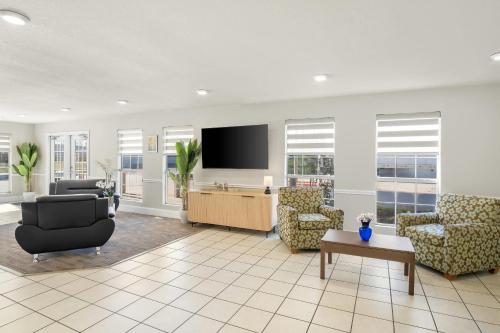 Lobby, Rodeway Inn Garland Harbor Point in Garland