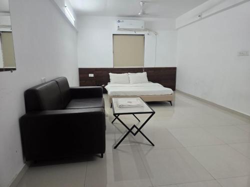 Namo Narayan Guest House - Daman