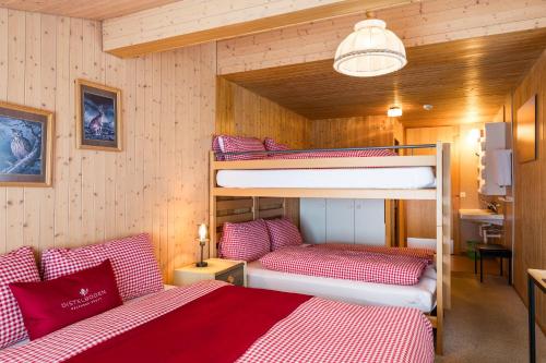 1 queen bed, 4 bunk beds