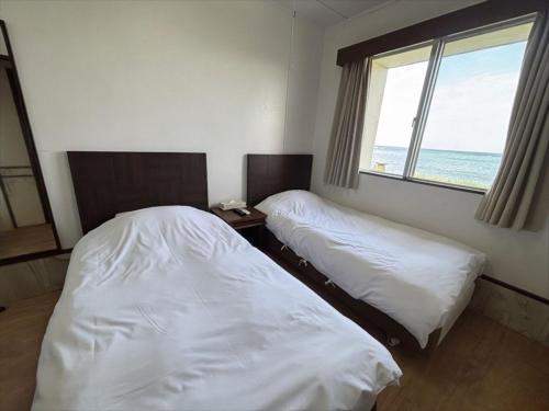 2 twin beds