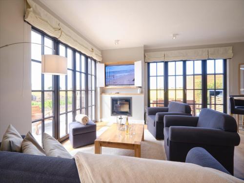 Reetland am Meer - LuxusPlus Reetdachvilla mit 4 Schlafzimmern, Außensauna, Loungebereich und Kamin H12 in Dranske, Deutschland