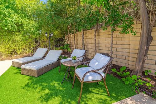 Spa, Modern Tarzana Poolside Retreat in Tarzana