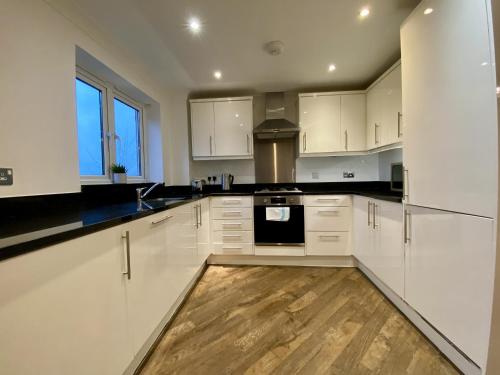 Ascot Four Bedroom House With Garden in แอสคอท