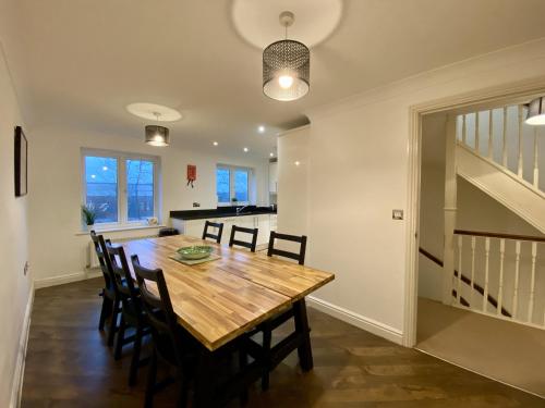 Ascot Four Bedroom House With Garden in แอสคอท