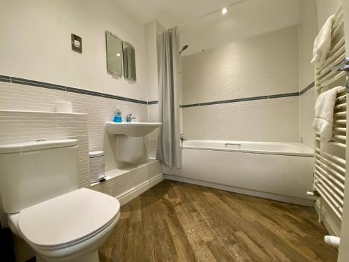Ascot Four Bedroom House With Garden in แอสคอท
