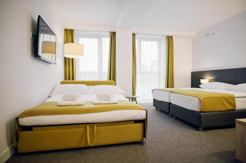 2 twin beds, 1 sofa bed