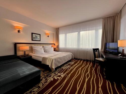 1 queen bed, 1 sofa bed