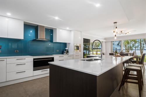 Instalaciones, Ultra-Modern Waterfront Home on Lake Macquarie in Mannering Park