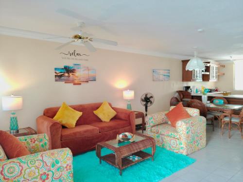 2 Bedroom Beachfront Condo with King Bed and Pool in 拉納韋貝
