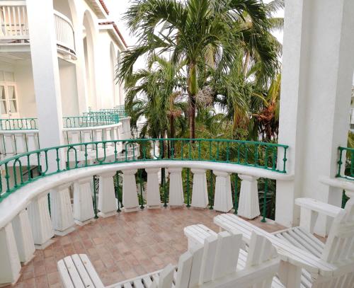 2 Bedroom Beachfront Condo with King Bed and Pool in 拉納韋貝